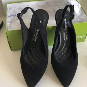 Walking cradles black suede Belle size 7w. Worn once